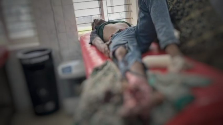 ঝালকাঠিতে চলন্ত বাস থেকে ছিটকে পরে হেলপারের পায়ের ...