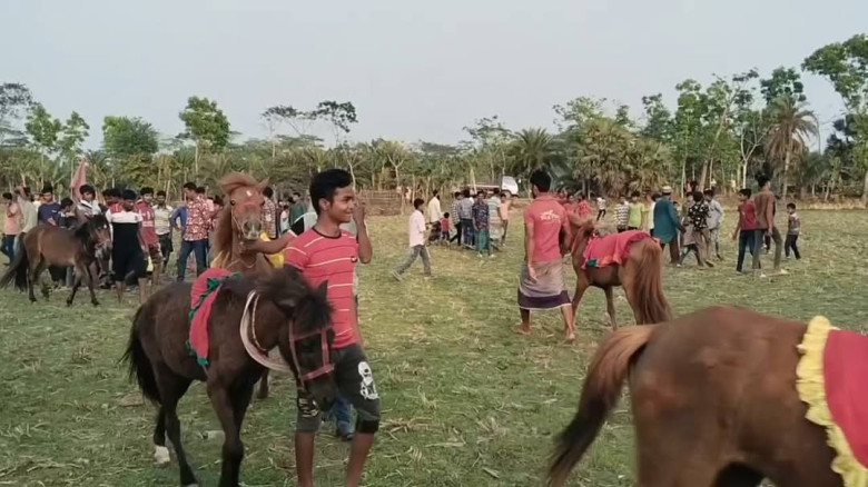 ঝালকাঠিতে ঐতিহ্যবাহী ঘোড় দৌড় প্রতিযোগিতা অনুষ্ঠিত...