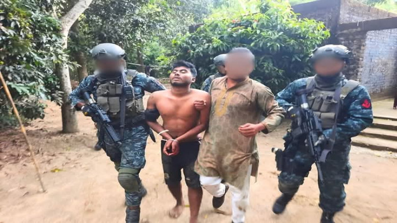 নৌবাহিনীর অভিযানে টেকনাফে ডাকাত আটক...