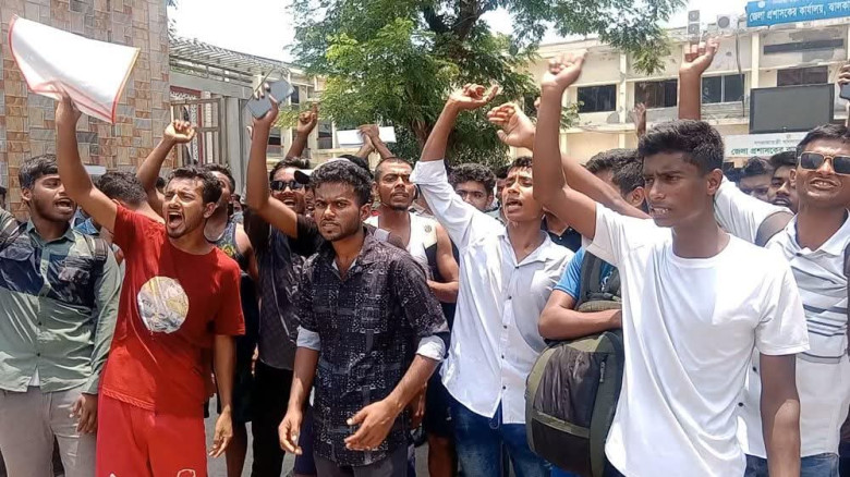 ঝালকাঠিতে কারারক্ষী পদে পরিক্ষার্থীদের সঙ্গে অনিয়ম...