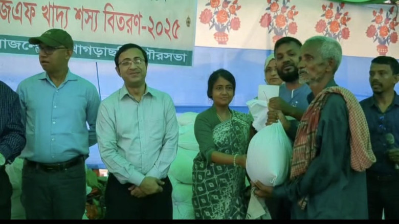 খাগড়াছড়িতে ঈদুল আযহা উপলক্ষে অসহায়দের মাঝে খাদ্য স...