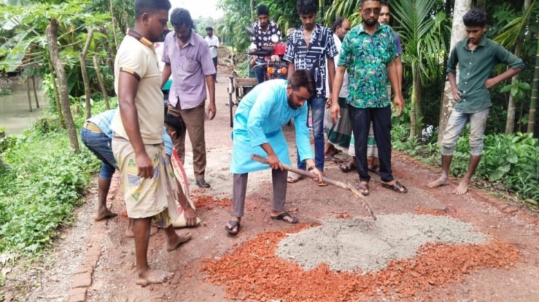 ঝালকাঠিতে বেহাল সড়ক সংস্কারে এগিয়ে এলেন এলাকাবাসী