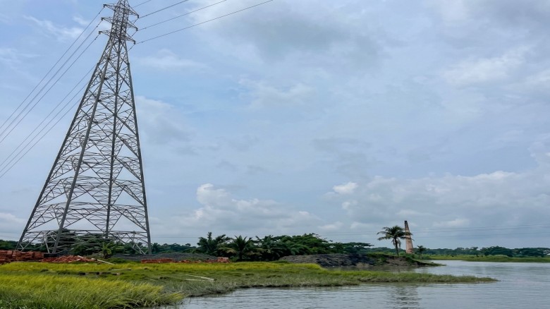সন্ধ্যার ভয়াল ভাঙনে বিলীনের পথে ৩৩ হাজার ভোল্টের বিদ্যুৎ টাওয়ার